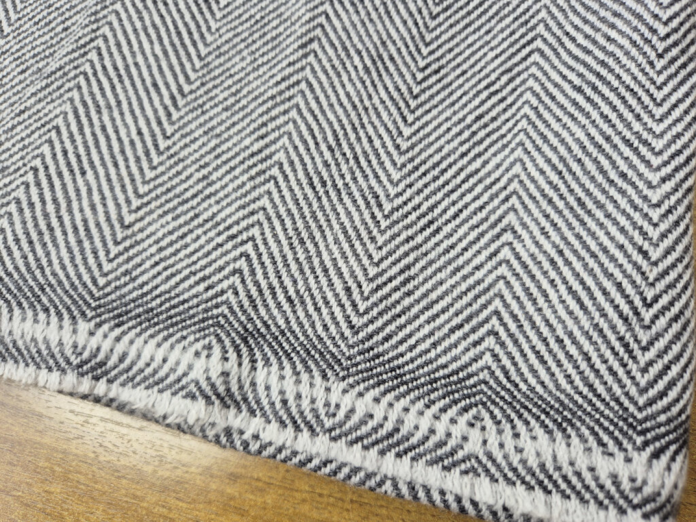 Handgewebter Kaschmir-Stola in Anthrazit & Weiß mit Fischgrät-Webmuster – LWH Nepal